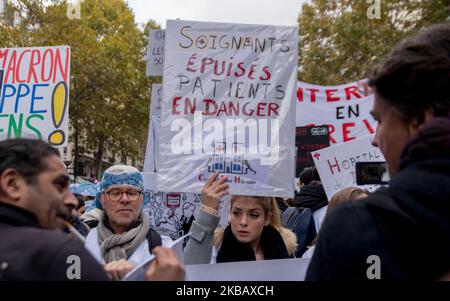 Gli Urgentisti e il personale ospedaliero hanno nuovamente dimostrato a Parigi (Francia) il 14 novembre 2019 per la difesa dell'ospedale pubblico. Otto mesi dopo l'inizio dello sciopero di emergenza che ha colpito 260 servizi, medici, stagisti e operatori sanitari chiedono ancora allo Stato un ampio piano per salvaguardare l'ospedale pubblico che apra letti e recluti bambini. Personale per far fronte all'afflusso di pazienti sempre più numerosi. (Foto di Estelle Ruiz/NurPhoto) Foto Stock