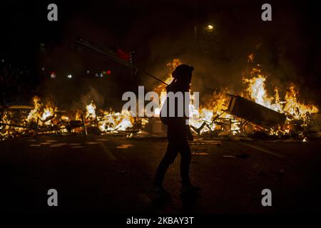 È trascorso un mese da quando sono scoppiate proteste per l'aumento del prezzo del passaggio della metropolitana a Santiago del Cile, che ha portato a rivolte e manifestazioni contro gli alti costi della vita e la disuguaglianza sociale. Un anno dopo l'assassinio della Weichafe Mapuche Camilo Cantrillana, sparata mentre guidava il suo trattore nella zona rurale del comune di Ercilla (regione di Araucania), il popolo commemora la sua morte. Santiago del Cile, 14 novembre 2019. (Foto di Claudio Abarca Sandoval/NurPhoto) Foto Stock