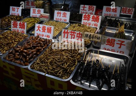 Insetti commestibili, insetti e scorpioni visti per la vendita su Zhongshan snack Street, il più grande mercato di cibo notturno di Nanning, la capitale di Guangxi, con centinaia di persone che passano ogni ora pianti e test cucina locale. Sabato 19 ottobre 2019, a Nanning, nella regione di Guangxi, Cina. (Foto di Artur Widak/NurPhoto) Foto Stock