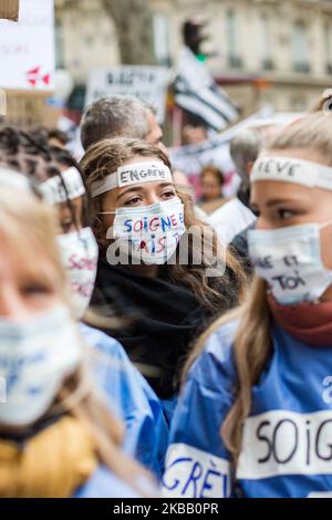 Gli infermieri dimostrano con le maschere ''guarire se stessi rinchiusi'' durante il giorno della mobilitazione eccezionale a 'salvare l'ospedale pubblico', riunendo un gran numero di sindacati del settore sanitario il 14 novembre 2019 a Parigi, Francia. Migliaia di operatori sanitari hanno dimostrato tra Port-Royal e Les Invalides di denunciare il deterioramento delle loro condizioni di lavoro. (Foto di Emeric Fohlen/NurPhoto) Foto Stock