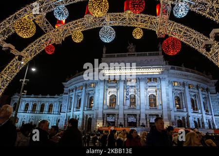 I visitatori potranno ammirare le luci di Natale e i piccoli stand all'aperto con souvenir presso il più grande mercatino di Natale di Rathaus Platz a Vienna, in Austria, il 15 novembre 2019. (Foto di Dominika Zarzycka/NurPhoto) Foto Stock