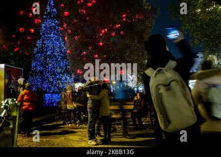 I visitatori potranno ammirare le luci di Natale e i piccoli stand all'aperto con souvenir presso il più grande mercatino di Natale di Rathaus Platz a Vienna, in Austria, il 15 novembre 2019. (Foto di Dominika Zarzycka/NurPhoto) Foto Stock