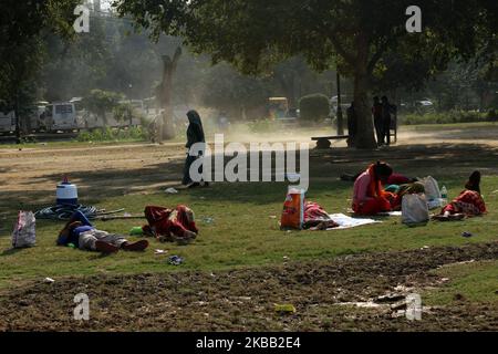 Gli operai sono visti prendere una rottura mentre le particelle di polvere sono viste soffiare con il vento a Rajpath il 16 novembre 2019 a Nuova Delhi, India. Anche se l'indice di qualità dell'aria (AQI) era ancora nella zona 'insalubre', è stato un netto miglioramento da Venerdì, quando Delhi si è trasformato in una camera a gas con una foschia tossica e fumo. Il sole finalmente brilla il Sabato molto per il sollievo dei residenti della capitale che stavano lottando per respirare l'aria nociva. (Foto di Mayank Makhija/NurPhoto) Foto Stock