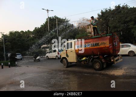 Il personale municipale spruzza acqua sugli alberi del viale a DDU Marg, nel tentativo di contenere l'inquinamento vicino a ITO il 16 novembre 2019 a Nuova Delhi, India. Anche se l'indice di qualità dell'aria (AQI) era ancora nella zona 'insalubre', è stato un netto miglioramento da Venerdì, quando Delhi si è trasformato in una camera a gas con una foschia tossica e fumo. Il sole finalmente brilla il Sabato molto per il sollievo dei residenti della capitale che stavano lottando per respirare l'aria nociva. (Foto di Mayank Makhija/NurPhoto) Foto Stock