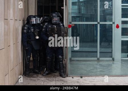 I poliziotti antisommossa si rifugiano in un angolo di un edificio prima di entrare in azione sabato 16 novembre 2019, quando si tenne a Parigi la manifestazione dell'anniversario dei giubbotti gialli per il primo anno del movimento. Una grande manifestazione si tenne tra Place d'Italie e Gare du Nord, ma dopo scene di violenza tra il blocco nero e la polizia, la prefettura annullò la marcia, che diede luogo a scene di caos. (Foto di Samuel Boivin/NurPhoto) Foto Stock