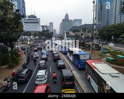 Ingorghi di traffico durante l'ora di punta a Central Jakarta, Indonesia il 13 novembre 2019. Giacarta è una città con circa 10 milioni di abitanti è conosciuta per avere uno dei peggiori ingorghi del mondo. (Foto di Rizqullah Hamiid/NurPhoto) Foto Stock