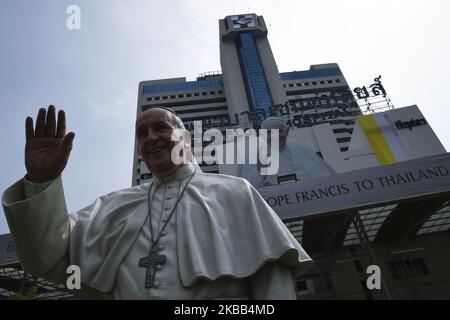 Una statua di Papa Francesco è esposta presso l'ospedale Saint Louis di Bangkok, Thailandia, 17 novembre 2019. (Foto di Anusak Laowilas/NurPhoto) Foto Stock