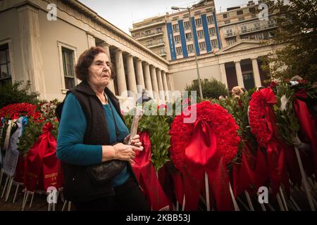 La Scuola Politecnica di Atene celebra il 46th° anniversario della rivolta studentesca del 1973 contro la giunta militare del 16 novembre 2019 ad Atene, in Grecia. Ogni anno migliaia di greci visitano il politecnico per rendere omaggio alle persone che hanno combattuto contro il regime fascista. (Foto di Maria Chourdari/NurPhoto) Foto Stock