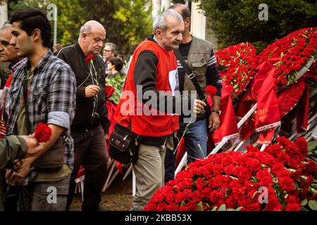 La Scuola Politecnica di Atene celebra il 46th° anniversario della rivolta studentesca del 1973 contro la giunta militare del 16 novembre 2019 ad Atene, in Grecia. Ogni anno migliaia di greci visitano il politecnico per rendere omaggio alle persone che hanno combattuto contro il regime fascista. (Foto di Maria Chourdari/NurPhoto) Foto Stock