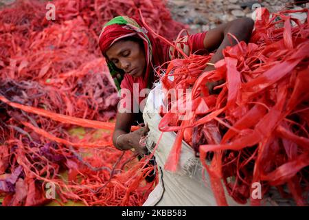 Le donne hanno visto lavorare in una fabbrica di riciclaggio di politene vicino al fiume Buriganga a Dhaka, Bangladesh, il 1 7 novembre 2019. (Foto di Syed Mahamudur Rahman/NurPhoto) Foto Stock