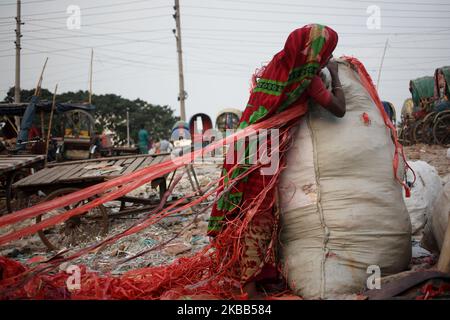 Le donne hanno visto lavorare in una fabbrica di riciclaggio di politene vicino al fiume Buriganga a Dhaka, Bangladesh, il 1 7 novembre 2019. (Foto di Syed Mahamudur Rahman/NurPhoto) Foto Stock