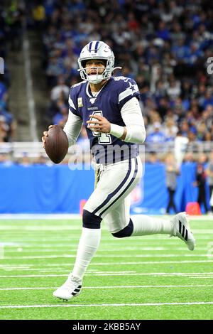 Dak Prescott (4), il quartback dei Dallas Cowboys, esegue la palla durante la prima metà di una partita di football della NFL contro i Dallas Cowboys a Detroit, Michigan USA, domenica 17 novembre 2019. (Foto di Amy Lemus/NurPhoto) Foto Stock
