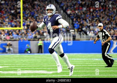 Dak Prescott (4), il quartback dei Dallas Cowboys, esegue la palla durante la prima metà di una partita di football della NFL contro i Dallas Cowboys a Detroit, Michigan USA, domenica 17 novembre 2019. (Foto di Amy Lemus/NurPhoto) Foto Stock