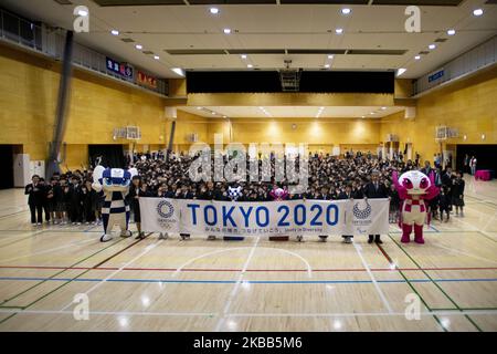 Gli studenti si posano per un quadro con le mascotte dei Giochi Olimpici e Paralimpici di Tokyo 2020 e le mascotte del tipo robot Miraitowa (L) e Someity (R) durante una cerimonia alla scuola elementare Hoyonomori di Tokyo il 18 novembre 2019. (Foto di Alessandro di Ciommo/NurPhoto) Foto Stock