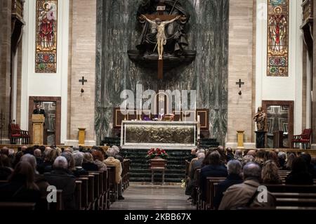 Funerale di Antonello Falqui, regista, autore di programmi televisivi e considerato tra i creatori della varietà televisiva con programmi come il Musichiere e Canzonissima, morì il 15 novembre a Roma. Aveva 94 anni il 18 novembre 2019 a Roma (Foto di Andrea Ronchini/NurPhoto) Foto Stock