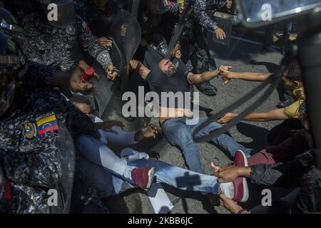 I sostenitori del leader dell'opposizione venezuelano e l'autoproclamato presidente d'azione Juan Guaido, si scontrano con i membri della polizia nazionale bolivariana mentre tentavano di bloccare una via principale durante una protesta contro il governo del presidente Nicolas Maduro a Caracas, Venezuela, il 18 novembre 2019. (Foto di Rafael Briceno Sierralta/NurPhoto) Foto Stock