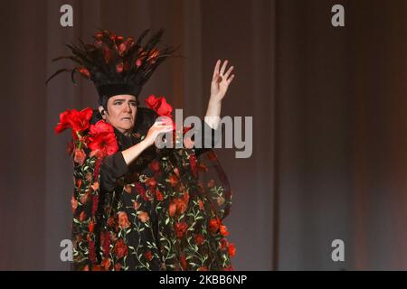 Renato Zero si esibisce sul palco durante un concerto all'Arena Grana Padano il 18 novembre 2019 a Mantova. (Foto di Emmanuele Ciancaglini/NurPhoto) Foto Stock