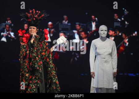 Renato Zero si esibisce sul palco durante un concerto all'Arena Grana Padano il 18 novembre 2019 a Mantova. (Foto di Emmanuele Ciancaglini/NurPhoto) Foto Stock