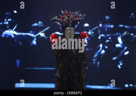 Renato Zero si esibisce sul palco durante un concerto all'Arena Grana Padano il 18 novembre 2019 a Mantova. (Foto di Emmanuele Ciancaglini/NurPhoto) Foto Stock