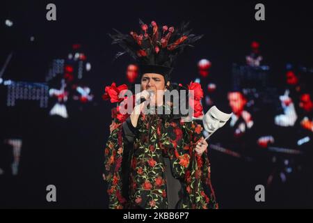 Renato Zero si esibisce sul palco durante un concerto all'Arena Grana Padano il 18 novembre 2019 a Mantova. (Foto di Emmanuele Ciancaglini/NurPhoto) Foto Stock