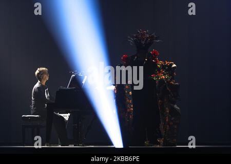 Renato Zero si esibisce sul palco durante un concerto all'Arena Grana Padano il 18 novembre 2019 a Mantova. (Foto di Emmanuele Ciancaglini/NurPhoto) Foto Stock