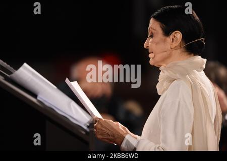 Etoile e leggenda della danza Carla Fracci danza e recita durante l'opera Poema della Croce della poetessa Alda Merini il 18 novembre 2019 a Milano. (Foto di Andrea Diodato/NurPhoto) Foto Stock