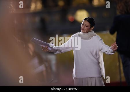 Etoile e leggenda della danza Carla Fracci danza e recita durante l'opera Poema della Croce della poetessa Alda Merini il 18 novembre 2019 a Milano. (Foto di Andrea Diodato/NurPhoto) Foto Stock