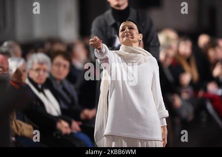 Etoile e leggenda della danza Carla Fracci danza e recita durante l'opera Poema della Croce della poetessa Alda Merini il 18 novembre 2019 a Milano. (Foto di Andrea Diodato/NurPhoto) Foto Stock