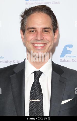 BEVERLY HILLS, LOS ANGELES, CALIFORNIA, Stati Uniti d'America - 18 NOVEMBRE: Greg Berlanti arriva al 43rd° Gala annuale della Saban Community Clinic che si tiene presso il Beverly Hilton Hotel il 18 novembre 2019 a Beverly Hills, Los Angeles, California, Stati Uniti. (Foto di Image Press Agency/NurPhoto) Foto Stock