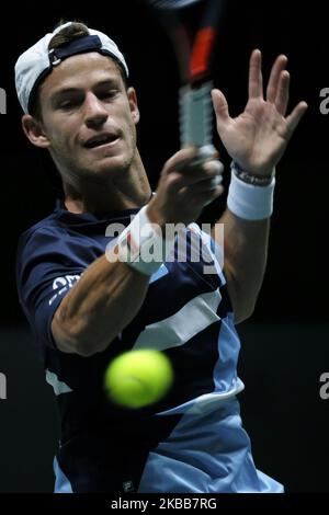 Diego Schwartzman dell'Argentina in azione durante il giorno 2 della Coppa Davis 2019 a la Caja Magica il 19 novembre 2019 a Madrid, Spagna (Foto di Oscar Gonzalez/NurPhoto) Foto Stock