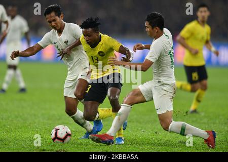 Foto azione di Mohamadou Sumareh cercare di fuggire dall'Indonesia difendere durante la Coppa del mondo FIFA 2022 e AFC Asian Cup 2023 preliminare Joint Qualification Round 2 Pool D match tra Malesia e Indonesia allo Stadio Nazionale Bukit Jalil 19 novembre 2019 a Kuala Lumpur, Malesia. (Foto di Muhammad Amir Abidin/NurPhoto) Foto Stock