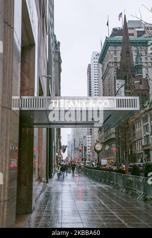 Tiffany & Co. O il negozio di punta di Tiffany alla 5th Ave a New York City, Stati Uniti d'America. Tiffany's è un marchio americano di gioielli di lusso. L'edificio storico e il logo di Tiffany sono famosi e conosciuti in tutto il mondo dall'iconico film Breakfast at Tiffany's con Audrey Hepburn del 1961. Gioielli Tiffany's e iconiche confezioni blu regalo in mostra presso il negozio. New York, USA - 18 novembre 2019 (Foto di Nicolas Economou/NurPhoto) Foto Stock