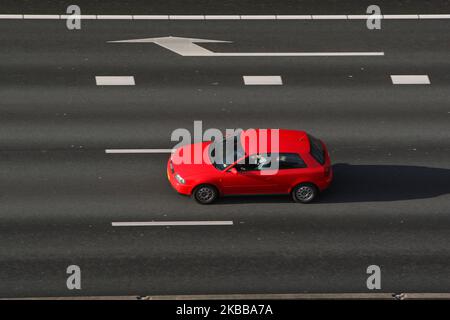 Un uomo guida la sua auto sull'autostrada A10 durante questa mattina il 19 novembre 2019 ad Amsterdam, Paesi Bassi. Il governo olandese ha ridotto il limite massimo di velocità sulle strade dei Paesi Bassi a 100km km/h dopo essere stato ordinato dai tribunali di ridurre l'inquinamento. Il nuovo limite sarà introdotto nel 2020 e sarà il più basso comune nell'UE insieme a Cipro. (Foto di Paulo Amorim/NurPhoto) Foto Stock