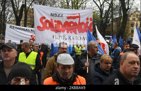 Sindacalisti di ArcelorMittal durante una protesta a Cracovia, fuori dall'ufficio provinciale di Malopolska. Una settimana fa, ArcelorMittal Poland ha annunciato un arresto temporaneo della sua acciaieria e altoforno a Cracovia-Nowa Huta il 23 novembre, a causa di un indebolimento delle prospettive di mercato. Giovedì 21 novembre 2019, a Cracovia, Polonia. (Foto di Artur Widak/NurPhoto) Foto Stock