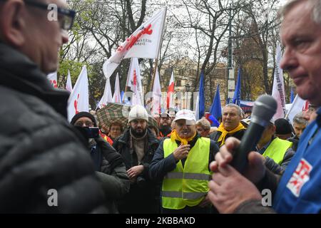 Sindacalisti di ArcelorMittal durante una protesta a Cracovia, fuori dall'ufficio provinciale di Malopolska. Una settimana fa, ArcelorMittal Poland ha annunciato un arresto temporaneo della sua acciaieria e altoforno a Cracovia-Nowa Huta il 23 novembre, a causa di un indebolimento delle prospettive di mercato. Giovedì 21 novembre 2019, a Cracovia, Polonia. (Foto di Artur Widak/NurPhoto) Foto Stock