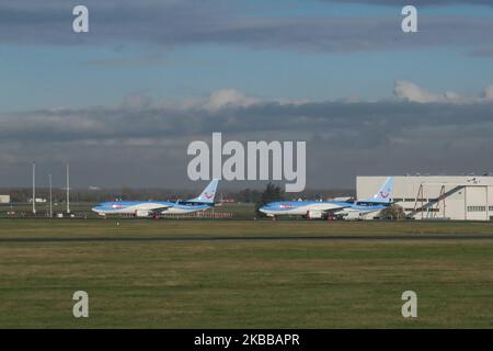 Lotto di aerei TUI Fly Belgium o TUI Airways Boeing 737 MAX 8 atterrati all'aeroporto nazionale di Bruxelles Zaventem BRU EBBR in Belgio. Gli aerei sono parcheggiati con ruote e motori coperti dal marzo 12; 2019 in qualità di Agenzia europea per la sicurezza aerea (EASA), l'Agenzia europea per la sicurezza aerea ha sospeso tutte le operazioni di volo e la FAA delle 737 MAX 8 e 737 MAX 9 con una direttiva sulla sicurezza a causa di un guasto del sistema MCAS che ha causato due incidenti dello stesso nuovo tipo di aeromobile. TUI Fly Belgium è una compagnia aerea controllata del gruppo TUI e fa parte della TUI Airlines. TUI Airways, ex Thomson Airways DI TOM TOMJET, è la più grande Foto Stock