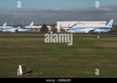 Lotto di aerei TUI Fly Belgium o TUI Airways Boeing 737 MAX 8 atterrati all'aeroporto nazionale di Bruxelles Zaventem BRU EBBR in Belgio. Gli aerei sono parcheggiati con ruote e motori coperti dal marzo 12; 2019 in qualità di Agenzia europea per la sicurezza aerea (EASA), l'Agenzia europea per la sicurezza aerea ha sospeso tutte le operazioni di volo e la FAA delle 737 MAX 8 e 737 MAX 9 con una direttiva sulla sicurezza a causa di un guasto del sistema MCAS che ha causato due incidenti dello stesso nuovo tipo di aeromobile. TUI Fly Belgium è una compagnia aerea controllata del gruppo TUI e fa parte della TUI Airlines. TUI Airways, ex Thomson Airways DI TOM TOMJET, è la più grande Foto Stock