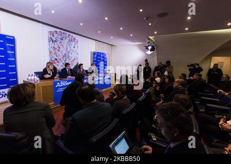 Il politico ed ex Ministro dello sviluppo economico Carlo Calenda(C) e il senatore italiano Matteo Richetti (R) partecipano alla conferenza stampa per presentare il nuovo movimento politico di centro-sinistra ''Azienda'' alla stampa estera, il 21 novembre 2019 a Roma. (Foto di Andrea Ronchini/NurPhoto) Foto Stock