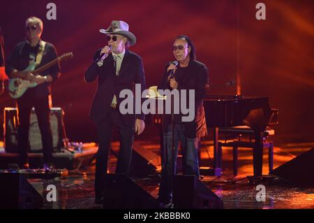 I cantanti italiani Francesco De Gregori e Antonello Venditti cantano il 21 novembre 2019 a Milano, in occasione della 6th° tappa dell'edizione italiana del talent shoe internazionale XFactor. (Foto di Andrea Diodato/NurPhoto) Foto Stock