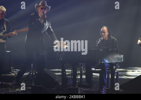 I cantanti italiani Francesco De Gregori e Antonello Venditti cantano il 21 novembre 2019 a Milano, in occasione della 6th° tappa dell'edizione italiana del talent shoe internazionale XFactor. (Foto di Andrea Diodato/NurPhoto) Foto Stock