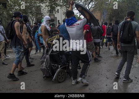 Un mese di proteste e rivolte a Santiago del Cile contro la disuguaglianza sociale, l'alto costo della vita, il governo di Sebastian Pinera e il sistema neoliberale. La gente continua a riunirsi e a confrontarsi con la polizia nella piazza della dignità (rinominata dai manifestanti) ex piazza Italia a Santiago del Cile il 21 novembre 2019. (Foto di Claudio Abarca Sandoval/NurPhoto) Foto Stock