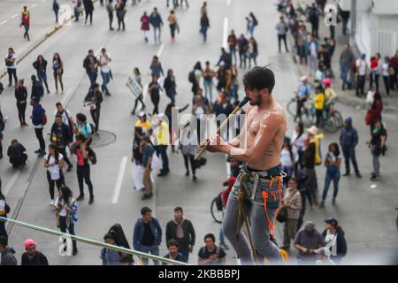 Un giocoliere nella protesta dello sciopero nazionale nella città di Bogotà, Colombia, il 21 novembre 2019. (Foto di Daniel Garzon Herazo/NurPhoto) Foto Stock