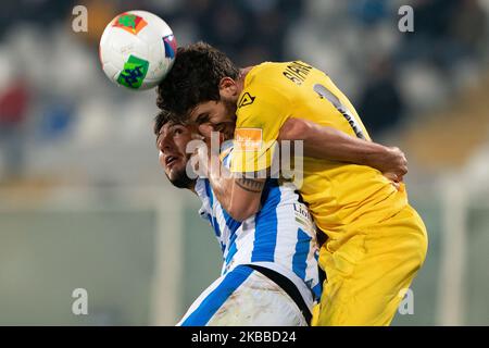 Gennaro Borrelli di Pescara Calcio 1936 e Matteo Bianchetti U.S. Cremonese combattono per la palla durante la partita italiana della Serie B 2019/2020 tra Pescara Calcio 1936 e U.S. Cremonese allo Stadio Adriatico Giovanni Cornacchia il 22 novembre 2019 a Pescara, Italia. (Foto di Danilo di Giovanni/NurPhoto) Foto Stock