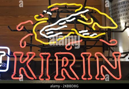 Il cartello al neon della Kirin Brewery Company può essere visto in un negozio di Cupertino, California, Stati Uniti giovedì 21 novembre 2019. Il conglomerato giapponese Kirin Holdings ha acquisito New Belgium Brewing con sede in Colorado. (Foto di Yichuan Cao/NurPhoto) Foto Stock