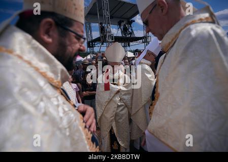 Cerimonia di beatificazione del sacerdote Donizetti Tavares de Lima, a Tambau, San Paolo, Brasile, il 23 novembre 2019. Oltre 300 religiosi partecipano alla celebrazione che formalizza la beatificazione del sacerdote annunciata da Papa Francesco nell'aprile di quest'anno. Nato nel 1882 a Cassia, nel sud dello stato di Minas Gerais, visse fino alla sua morte nel 1961 a Tambau. La guarigione del ragazzo Bruno Henrique Arruda de Oliveira, nato con deformità ai piedi, fu riconosciuta come miracolosa dal Vaticano (Foto di Igor do vale/NurPhoto) Foto Stock