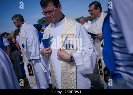 Cerimonia di beatificazione del sacerdote Donizetti Tavares de Lima, a Tambau, San Paolo, Brasile, il 23 novembre 2019. Oltre 300 religiosi partecipano alla celebrazione che formalizza la beatificazione del sacerdote annunciata da Papa Francesco nell'aprile di quest'anno. Nato nel 1882 a Cassia, nel sud dello stato di Minas Gerais, visse fino alla sua morte nel 1961 a Tambau. La guarigione del ragazzo Bruno Henrique Arruda de Oliveira, nato con deformità ai piedi, fu riconosciuta come miracolosa dal Vaticano (Foto di Igor do vale/NurPhoto) Foto Stock