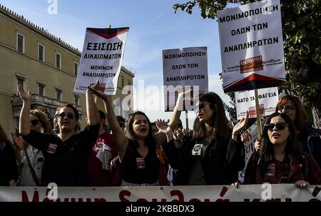 Gli insegnanti tengono placards e gridano slogan durante una dimostrazione nel centro di Atene il 23 novembre 2019, contro il nuovo piano del sistema di istruzione del governo (Foto di Dimitris Lampropoulos/NurPhoto) Foto Stock