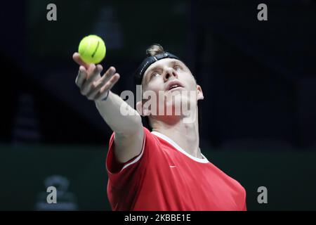 Denis Shapovalov del Canada gioca nella sua partita semi-finale contro Karen Khachanov della Russia durante il giorno sei della Coppa Davis 2019 a la Caja Magica il 23 novembre 2019 a Madrid, Spagna. (Foto di Oscar Gonzalez/NurPhoto) Foto Stock