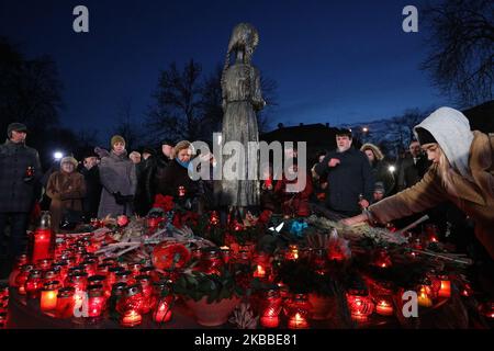 Le persone illuminano le candele in un monumento alle vittime della Grande carestia a Kiev. Ucraina, sabato 23 novembre 2019 il presidente ucraino Volodymyr Zelenskiy ha ricordato che oggi gli ucraini onorano la memoria delle vittime dell'Holodomor, che ha commesso il regime stalinista totalitario contro il popolo ucraino. (Foto di Danil Shamkin/NurPhoto) Foto Stock