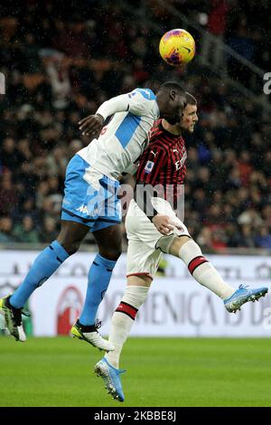 Kalidou Koulibaly di SSC Napoli compete per la palla con Rade Krunic di AC Milan durante la Serie A match tra AC Milan e SSC Napoli allo Stadio Giuseppe Meazza il 23 novembre 2019 a Milano. (Foto di Giuseppe Cottini/NurPhoto) Foto Stock